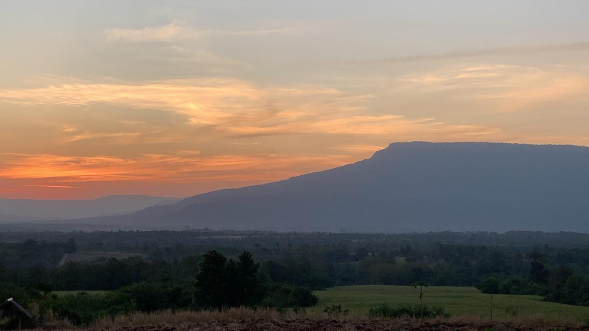 ฟาร์มแกะภูกระดึง Waraporn Valley Ban Nong Tum エクステリア 写真